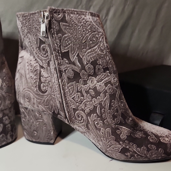 Zigi Soho Embroidered Ankle Boots in Gray - Picture 5 of 7